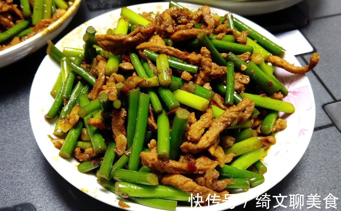 鸡蛋清|炒蒜苔总是不入味不要直接下锅炒,掌握1技巧,蒜苔脆嫩又入味