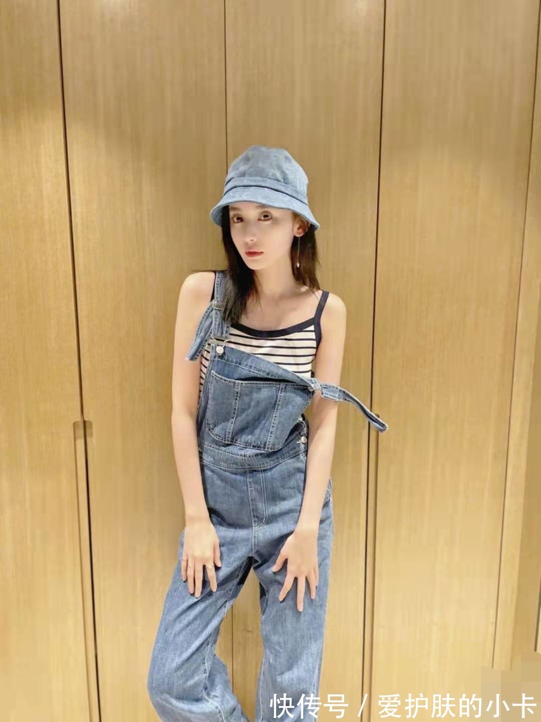 短裤|娜扎穿搭好像学生妹,白色卫衣配短裤好元气,青春靓丽不像29岁