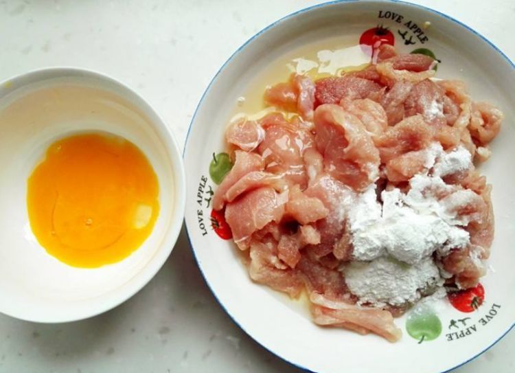 不管炒啥肉，都不能直接下锅！用这4个技巧，不会粘锅，还更嫩滑