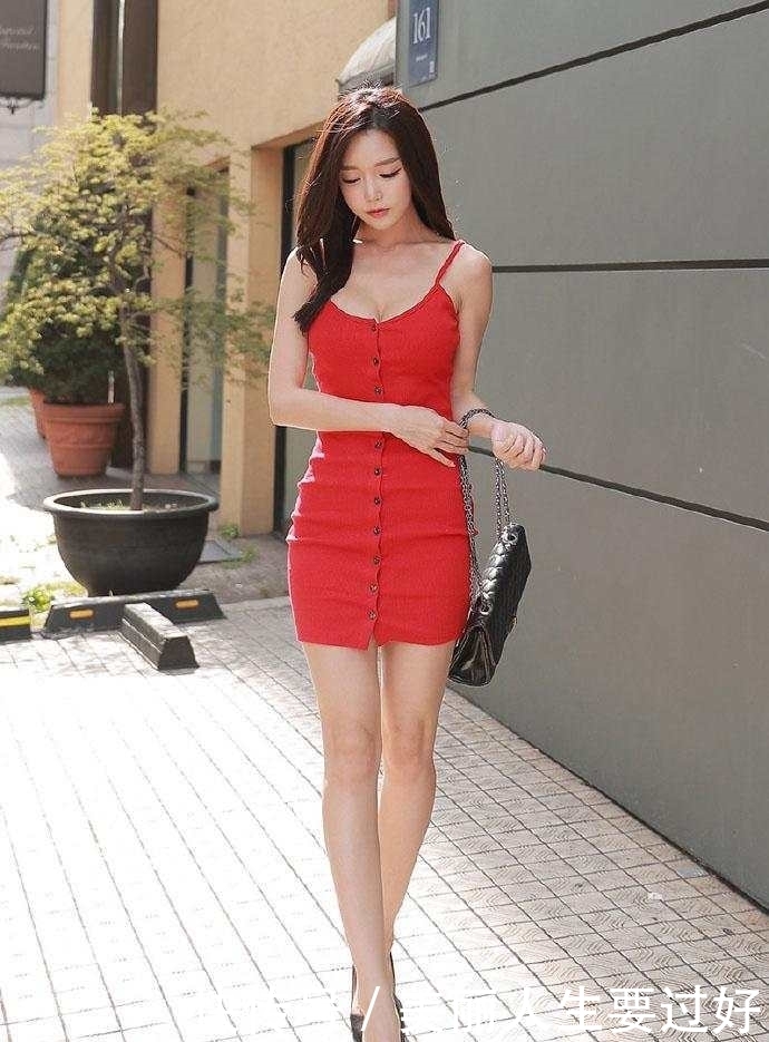 街拍:时尚性感的妹子,性感时尚搭配起来干净整洁!
