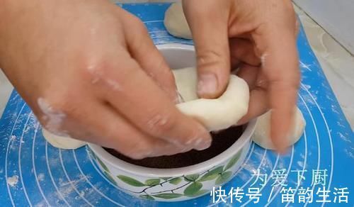 在家面粉别炸油条了，开水一烫，比蛋糕烧饼还香，真的非常美味