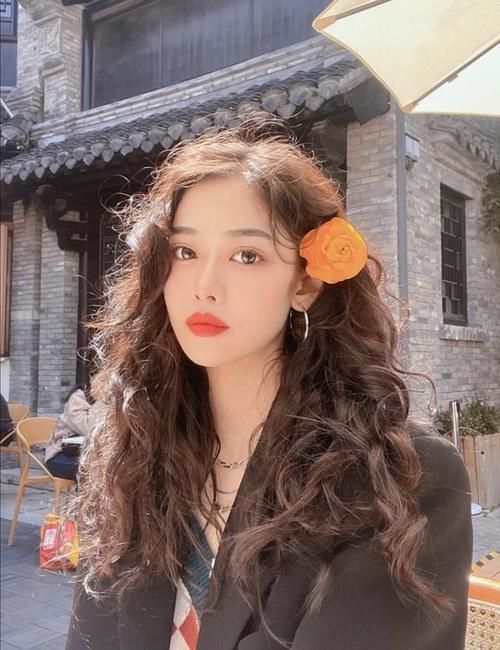 羊毛卷已经过时了，今春流行“法式烫”，自然蓬松又洋气