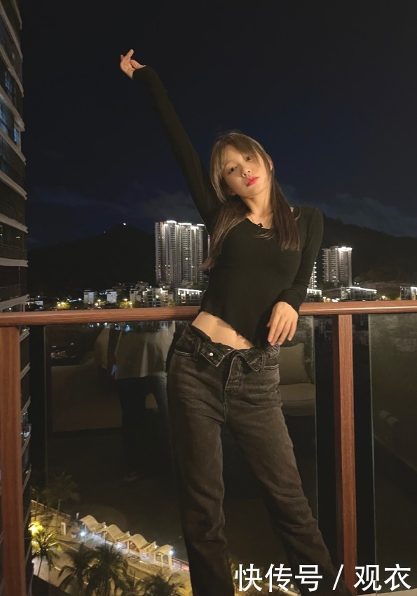 上衣 徐梦洁现在这么瘦了?黑色上衣故意剪掉两边,秀出腰围太让人羡慕