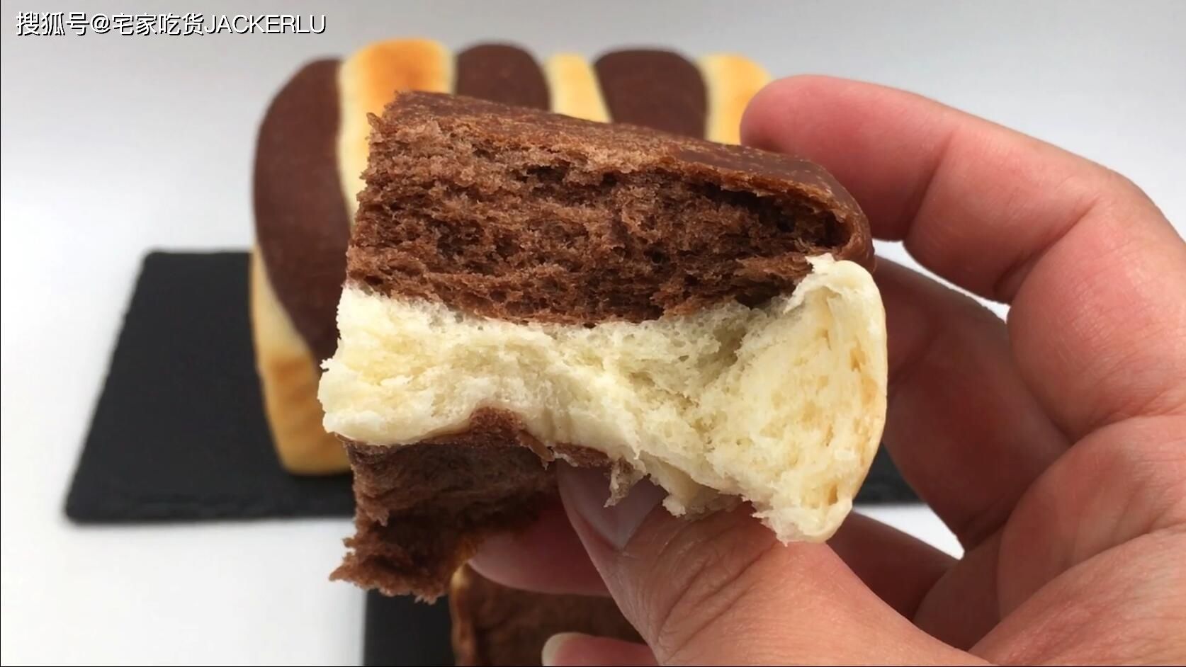 双色吐司面包，牛奶与可可携手共舞，双重味觉享受。