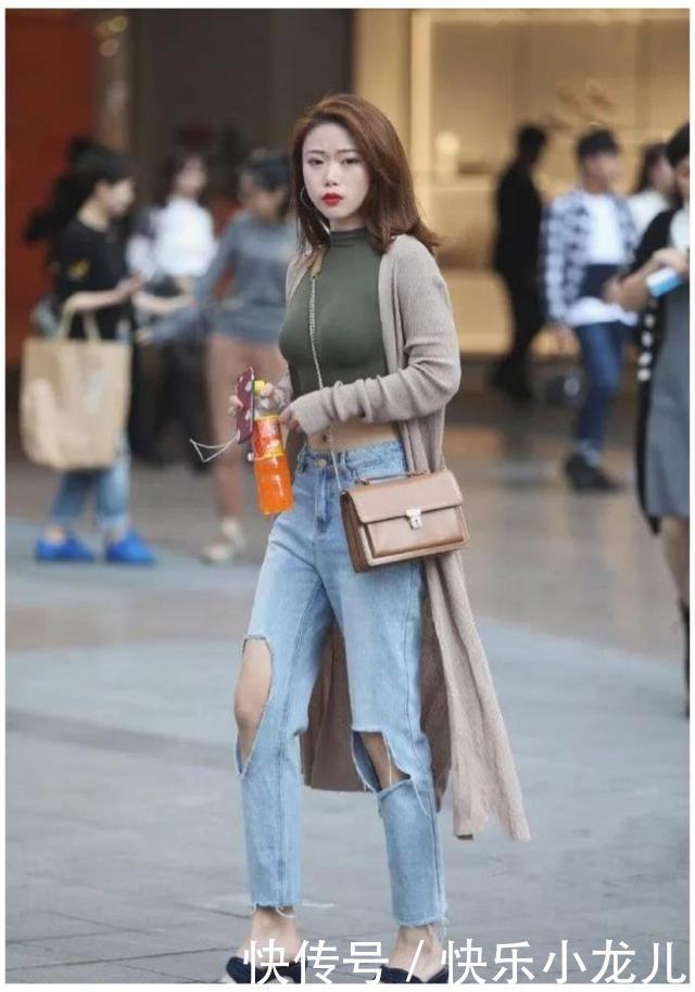 宽松|两个妹子,两个破洞牛仔裤,你喜欢紧身牛仔裤的还是宽松牛仔裤?