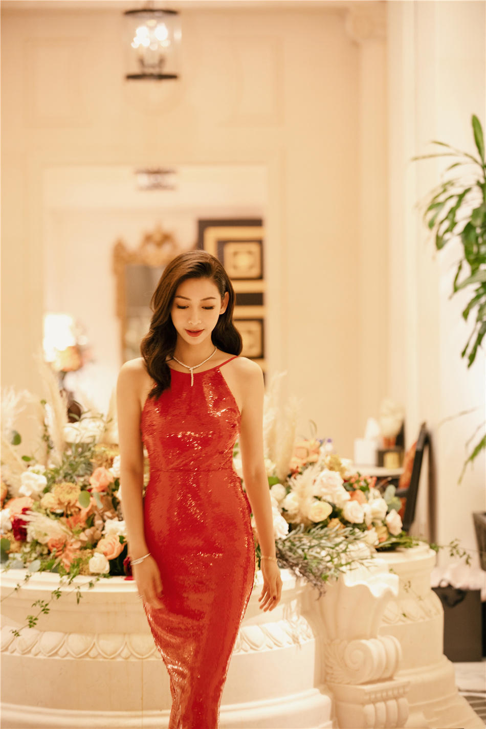 被“温雅”气质给惊艳到了!身穿一袭红色吊带连衣裙,高级洋气