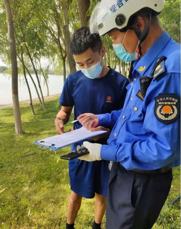 马蜂|中卫一女士在香山公园遇到了一群“不速之客”