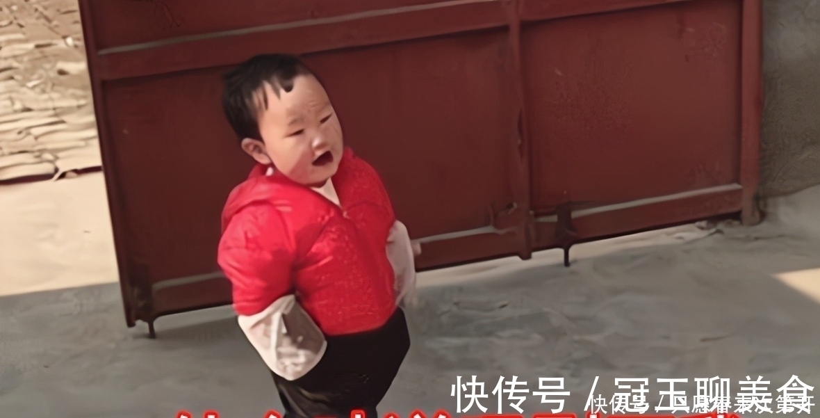 邻居家|萌娃大摇大摆上门“蹭吃”火了,双手插兜表情贼逗:婶,我又来了