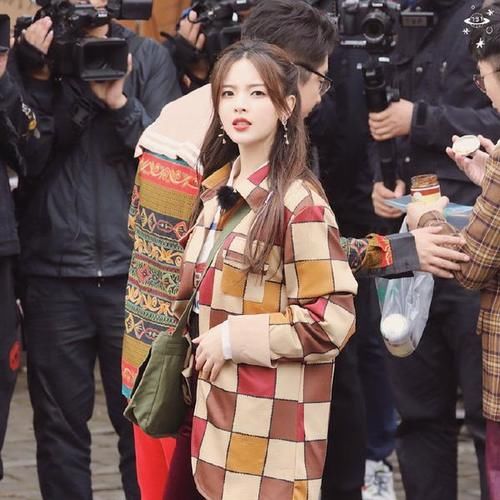 外套|小姐姐穿彩色格子外套,配酒红色丝绒长裤,港风美女既视感