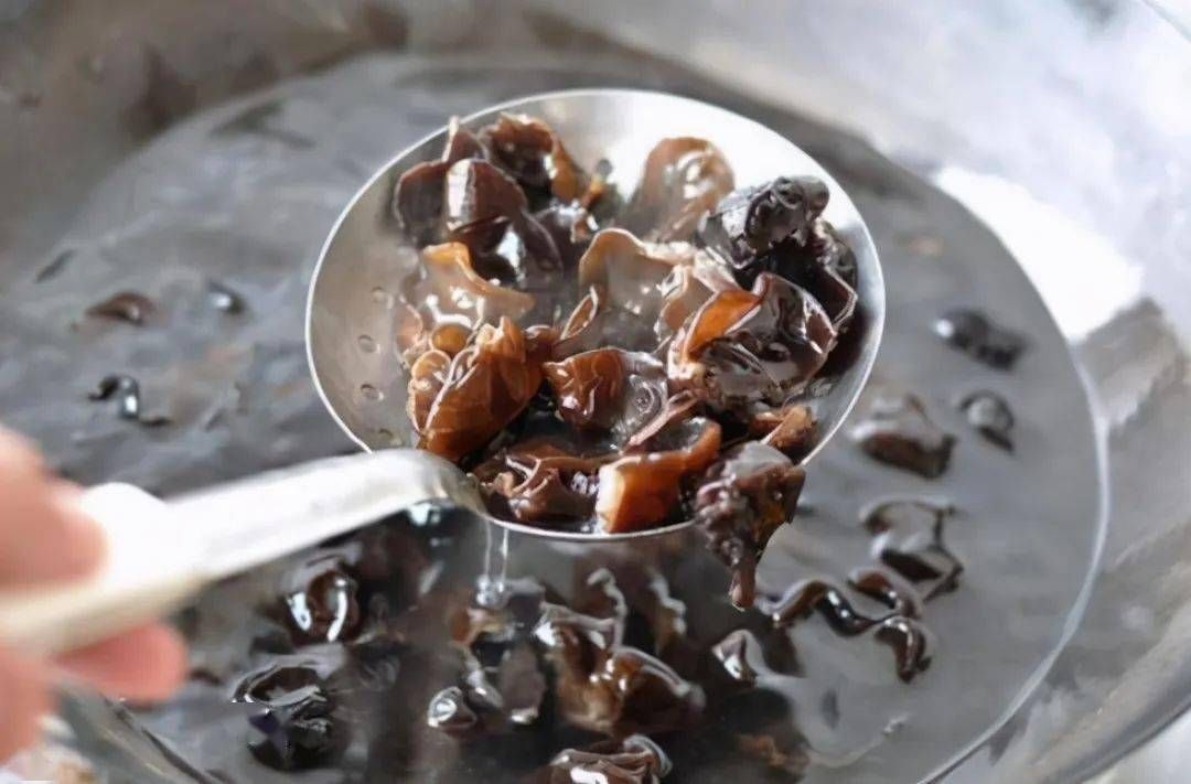 木耳一下锅就“炸锅”,太吓人?掌握4技巧,保证不炸锅,更脆爽