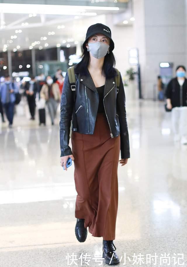 41岁姚晨超会搭，穿黑色皮衣配焦糖色半身裙，真是又美又酷
