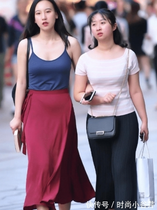 打扮|懂时尚的美女就是会打扮,一身蓝搭红的着装,既个性又时尚
