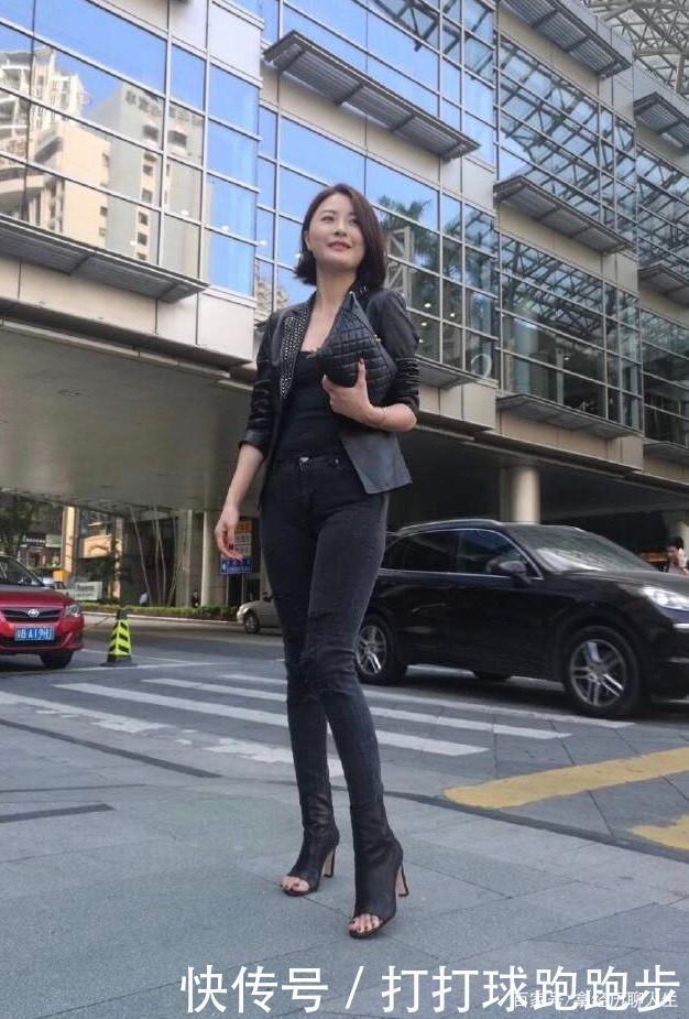 个性时髦的紧身牛仔裤,增添了一丝甜美气息,秀出妹子的精致典雅