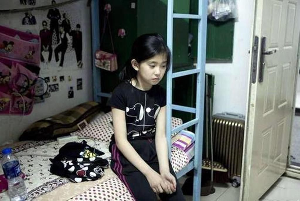 父母|“再苦也不会让孩子住校”，白岩松的话，揭开寄宿学校的现实危害
