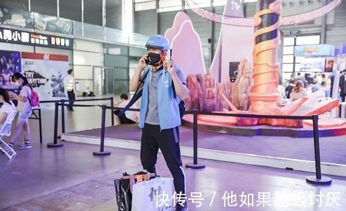 硬核|ChinaJoy惊现硬核外卖小哥 接单逛展两不误