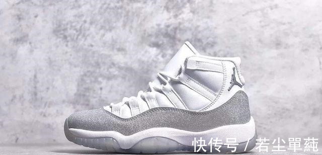 aj 一款有男码的女款AJ!让男生穿上一双“小黑裙”会是怎样的画风!