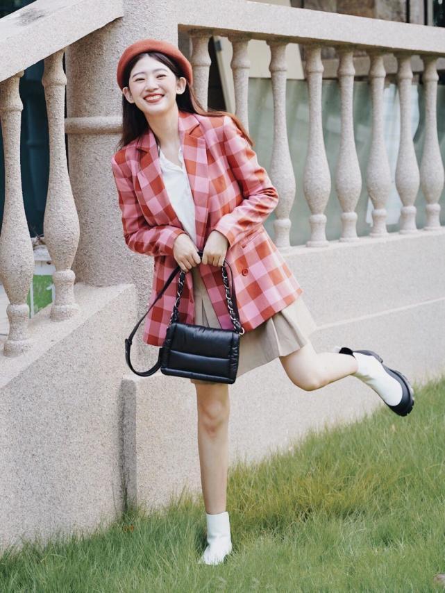 卡其色|秋冬,怎么穿西服超好看?搭配上半身裙或者紧身裤,高级又洋气