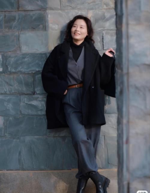 层次感|讲真,穿灰色就服这些50+女人!她们的灰色穿搭,越看越有气质