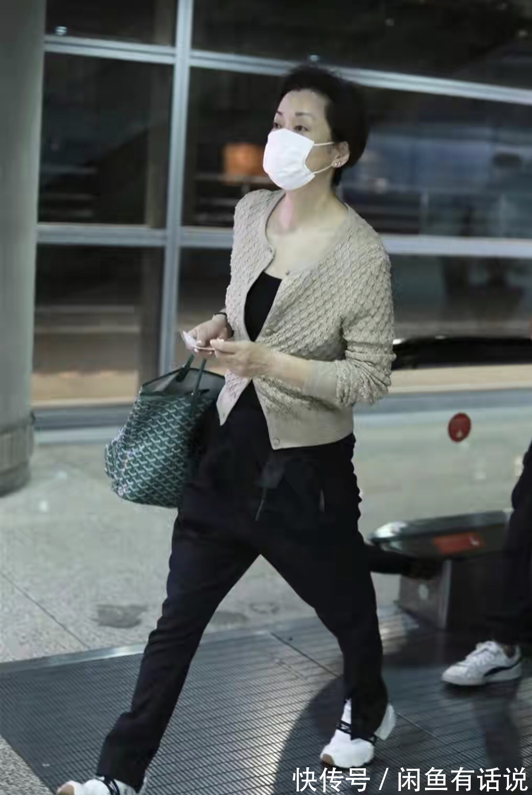 裤装|毛阿敏穿出奶奶辈的“潮流感”,把丝巾拼在裤子上,比年轻人时髦