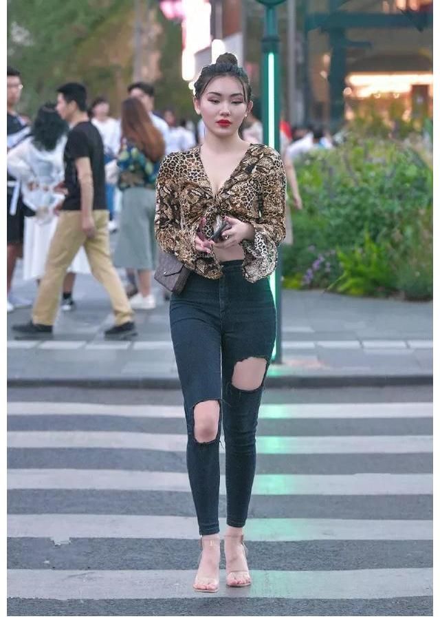 高跟凉鞋|美女一字带的高跟凉鞋，凸显出一种女神般的气息