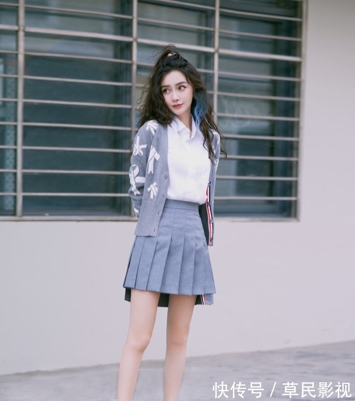 学院风|Angelababy半高马尾解锁夏日清爽活力,搭配学院风短裙可爱减龄