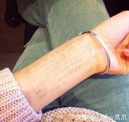 |搞笑GIF:姑娘的背包太个性,吓着我了!