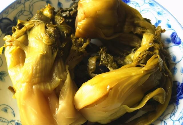 腌酸菜这方法老妈用了20年,不放油3天就变色,比老坛酸菜爽口