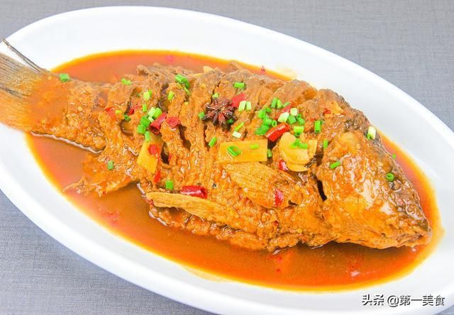 鲜嫩|家常红烧鱼很多人都不会做，厨师长教你小技巧，鲜嫩多汁，外皮酥