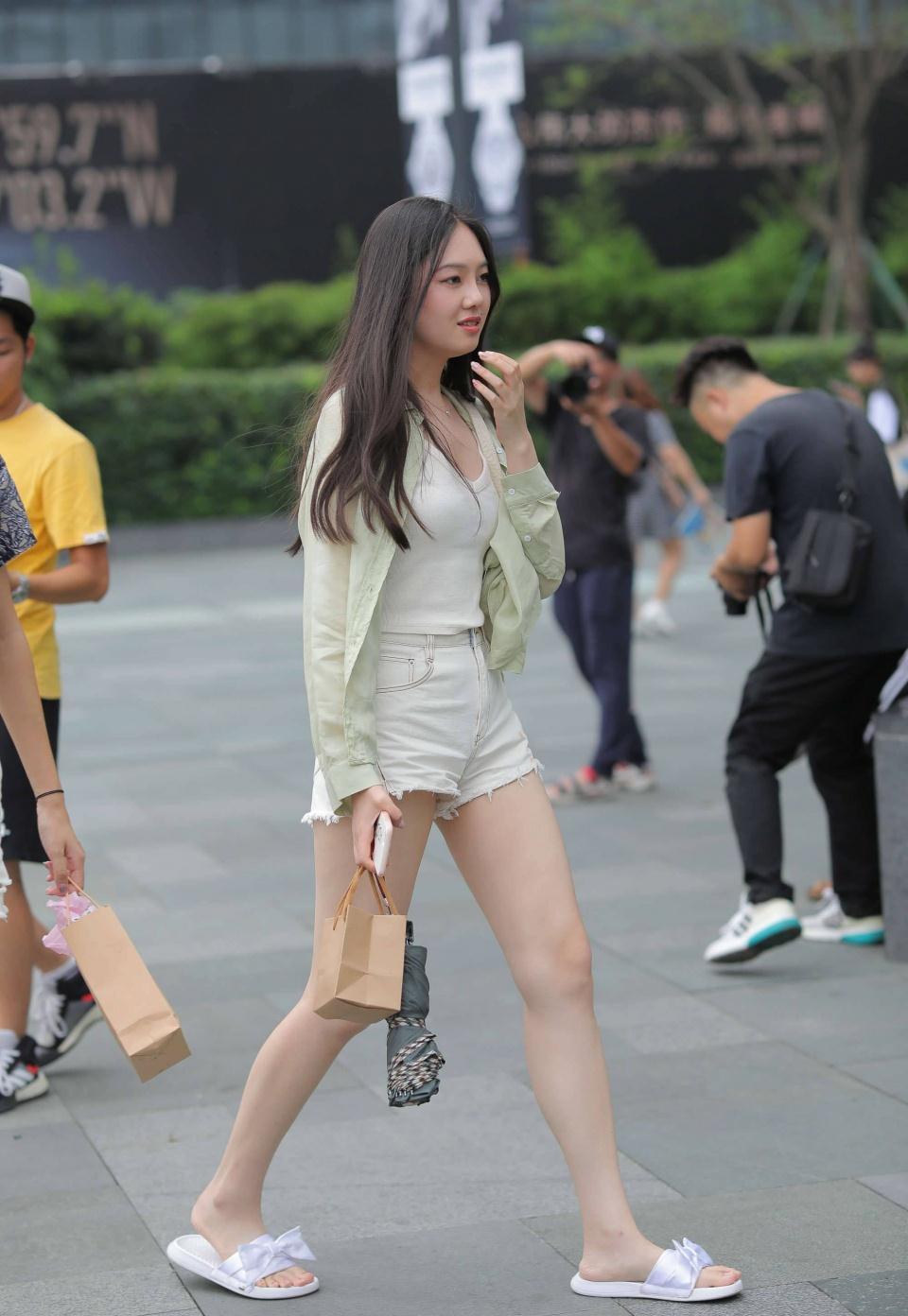 拖鞋|街拍美女:浅绿色外套治愈又可爱,穿出清新甜美风