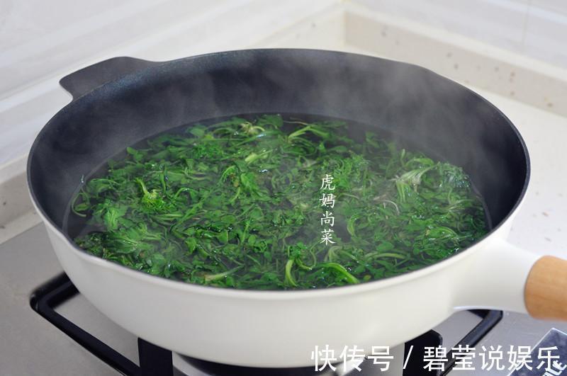 荠菜新吃法,卷起来蒸5分钟,清鲜软嫩,一口一个吃不停