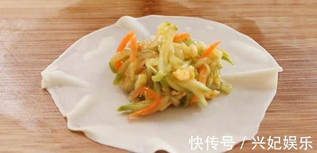 西葫芦丝|最爱这懒人早餐,又香又脆,连吃8个不够,十几分钟做全家人早餐