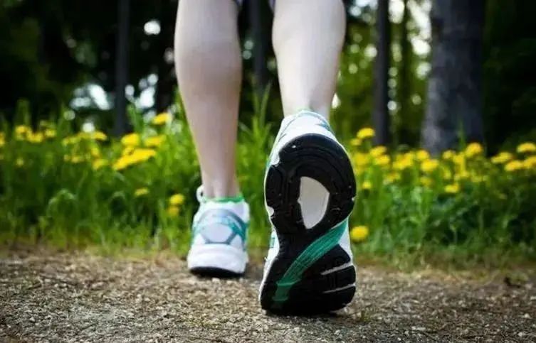 肝脏|肝部变脏,会出现4个异常,坚持“七个一”,给肝洗洗澡,排排毒