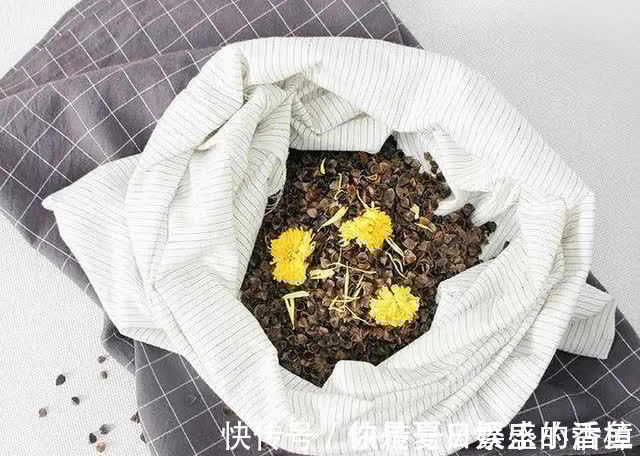 枕头|半夜三更经常自然醒?原因无非5种,枕头塞2物,告别失眠