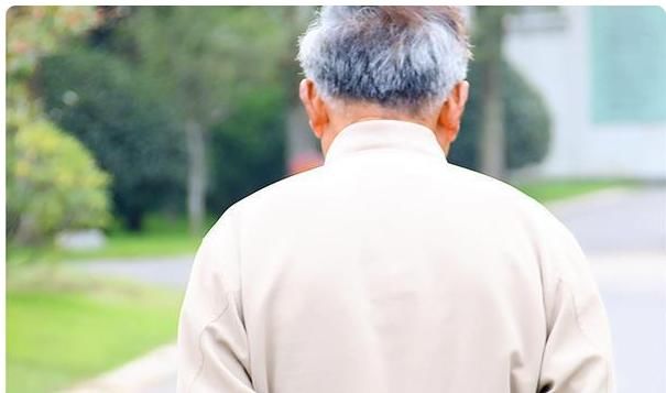  医生|为什么有些人都六七十岁了，却没怎么长白头发？听听医生怎么说