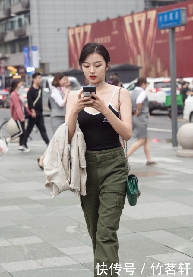 街拍干净清爽的小姐姐,身穿一件背心裙,甚是迷人