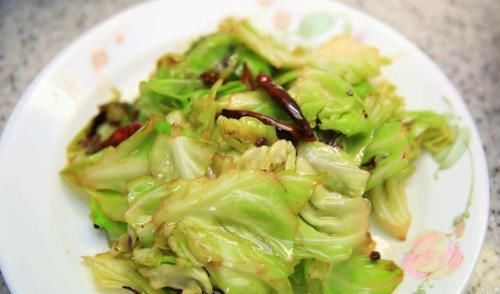 它含天然维生素U，其他蔬菜很少有，养胃护胃，胃不好要多吃