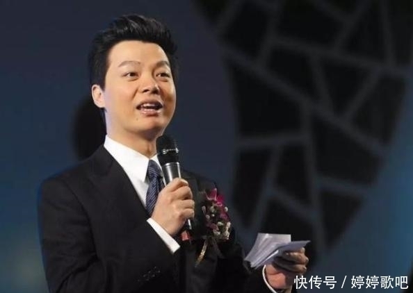 他是著名“央视一哥”，娶身价几十亿富婆妻子，今儿子成他的骄傲