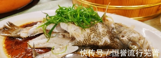 做清蒸鱼，有人用酱油有人用盐都是错的，难怪鱼肉不嫩还不香！