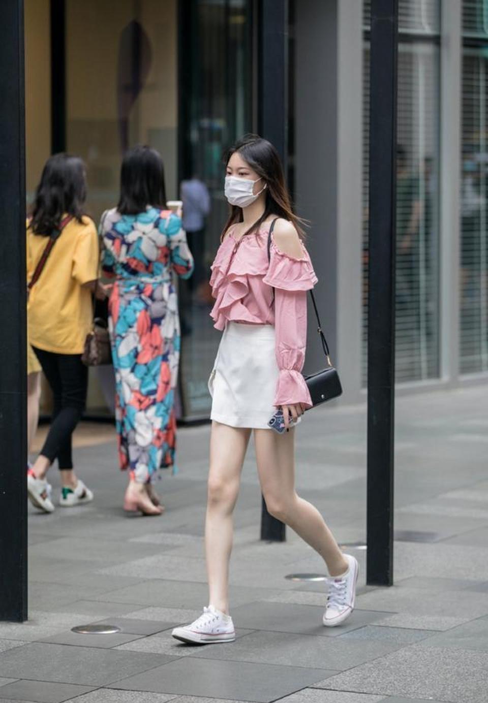 美女穿了一条粗布款式的包臀裙,特别的有民族风