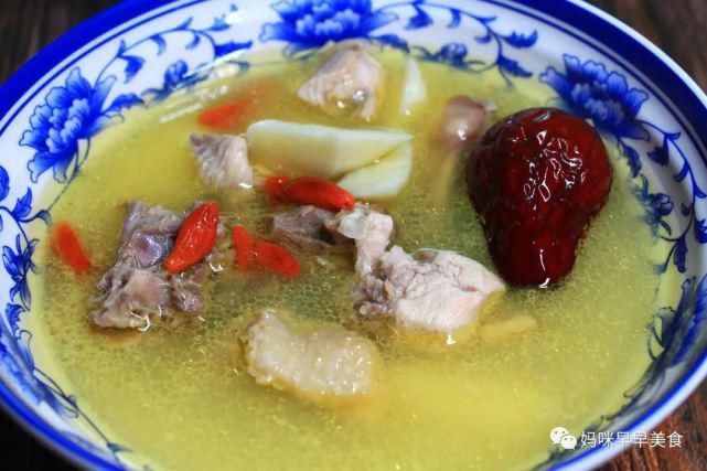 金黄|炖鸡汤别直接下锅,大厨教你2招,颜色金黄浓白,无腥味特鲜美