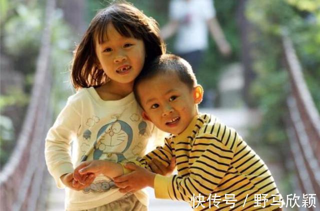 弟弟|打弟弟要趁早?8岁姐姐打哭3岁弟弟,父母看热闹:她比我会教育