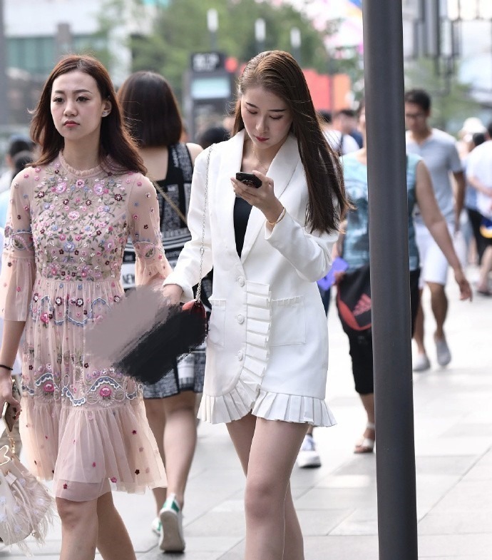 雨云 姑娘，穿裙就别穿运动鞋了，实在不行就穿双平底鞋呗