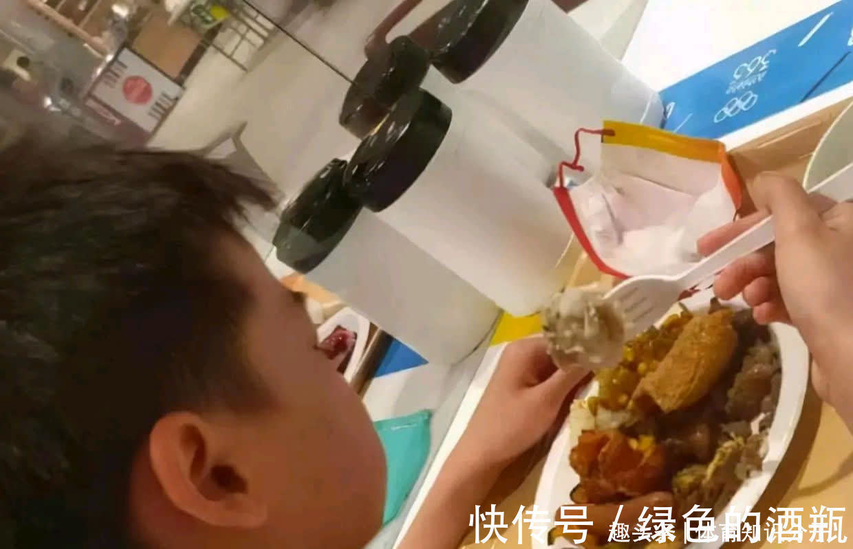 中国跳水队|小馋猫买零食!全红婵被2大“保镖”保护,有人拎包有人负责监督