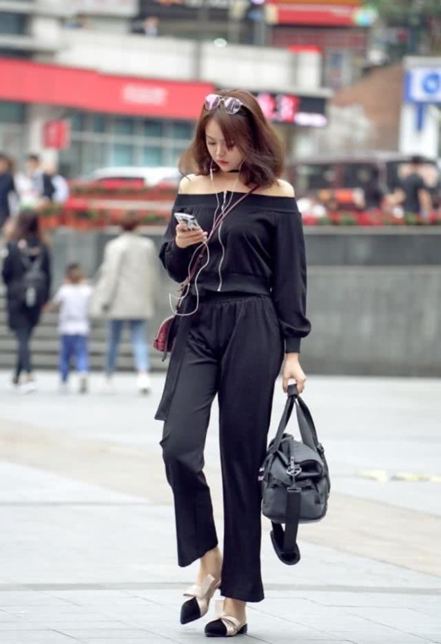 休闲时髦的搭配很显街头风，可以让你轻松打造靓丽的造型感