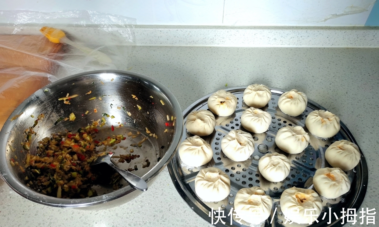包子|夏天我家少不了这个馅料的包子,鲜嫩多汁,味道太香了