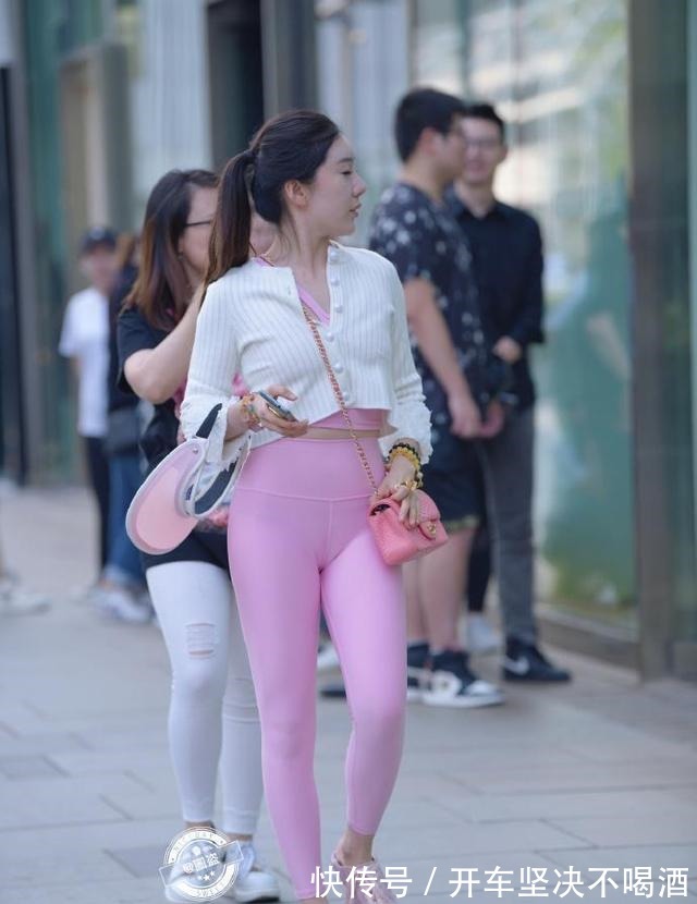 穿搭 “御姐范”的打底裤美女,露腿的穿搭组合很加分,魅力十足