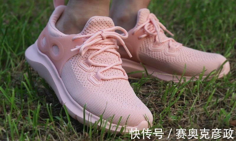 老妈 我用买冰皮月饼的钱,给老妈换了一双咕咚5K跑鞋