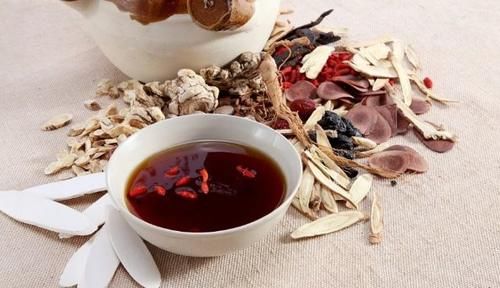 手心烦热|手心烦热一定是“阴虚”吗?中医师:方向错了,可能越治越热