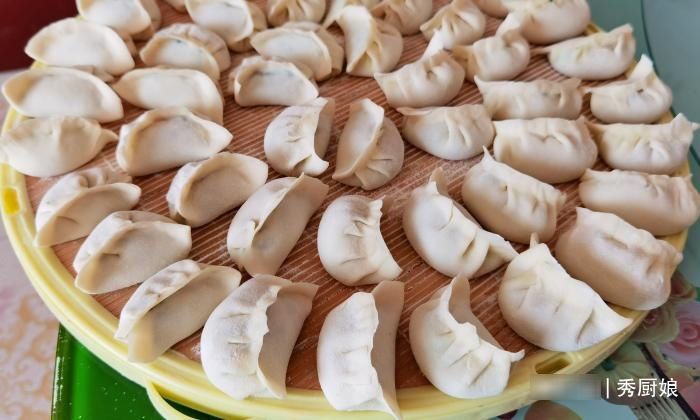 调白菜饺子馅，白菜是焯水还是用盐杀？都不对，教你正确做法，香