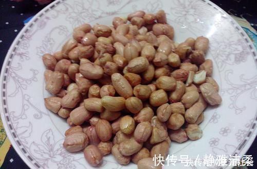 炸花生米,先放油就错了!大厨教你正确做法,香脆美味,不回潮
